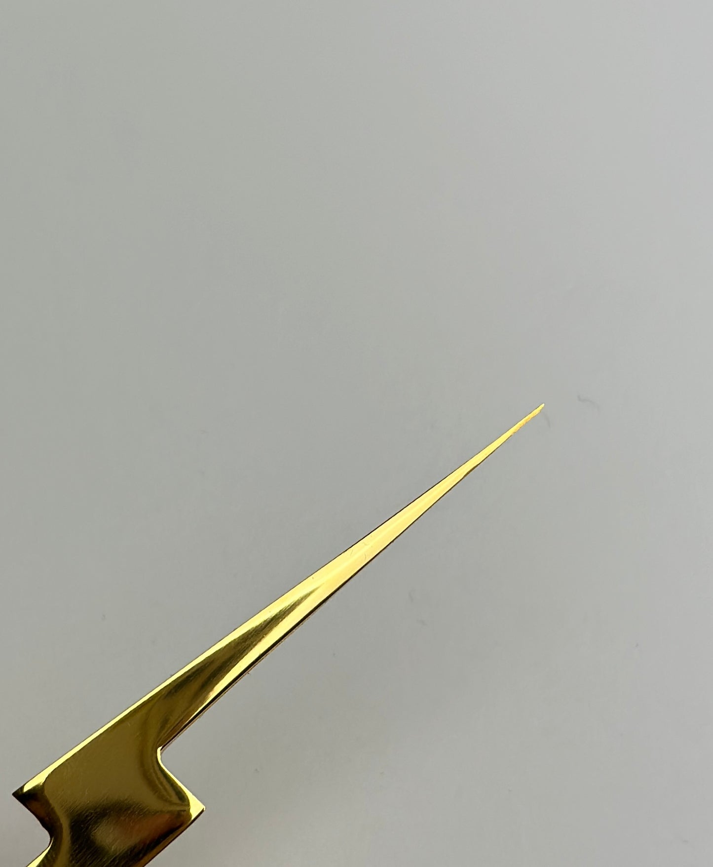 Lightening bolt isolation tweezer